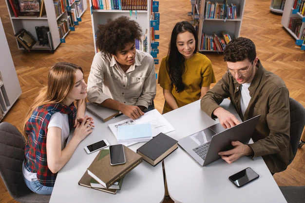 Bolsas De Estudos Escola Tem Oportunidades Para Grupo De Estudantes