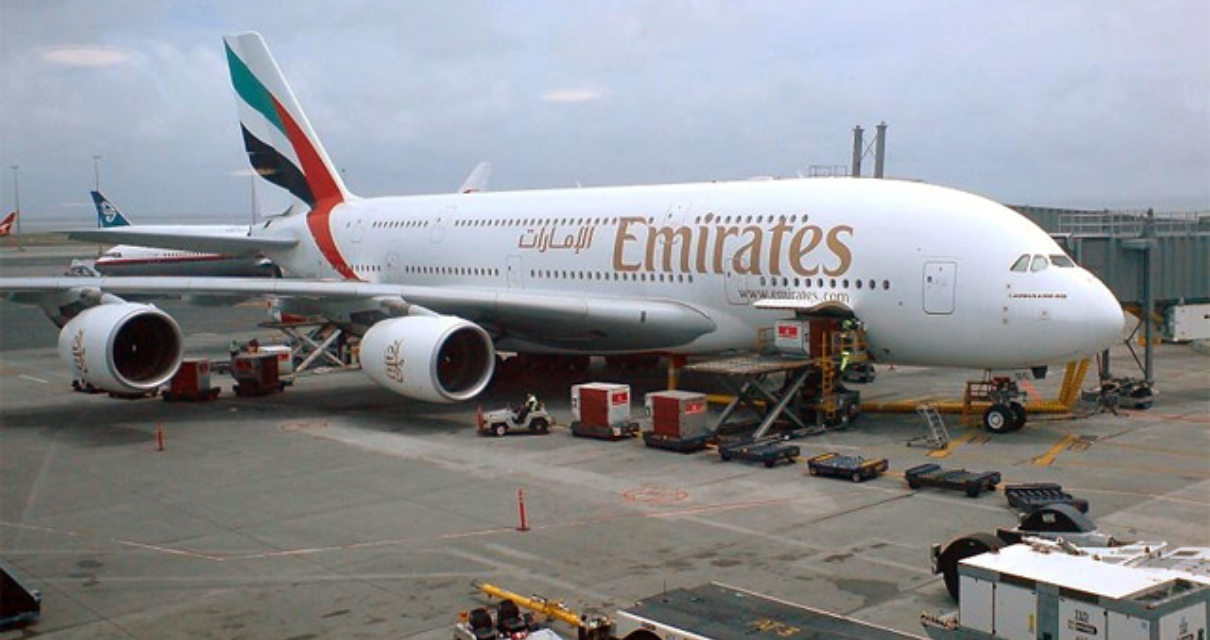 Аэробус а380. Аэробус а380 Дубай. Аэробус а380 Emirates. Аэробус а380 двухпалубный. Самолет Эмирейтс а380.