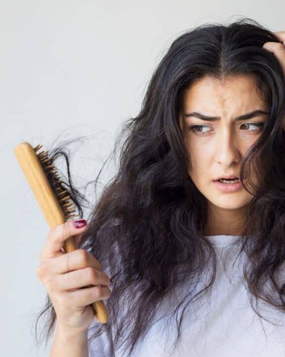 Combata a queda de cabelo com soluções naturais e nutrição correta
