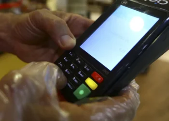 Brasileiros que pagam usando cartão na maquininha recebem comunicado
