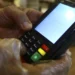 Brasileiros que pagam usando cartão na maquininha recebem comunicado