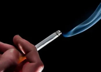 Sua CNH pode ser cancelada se fumar enquanto dirige