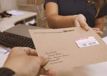 Abrir a correspondência de outra pessoa é considerado crime?