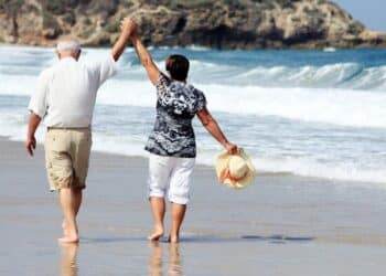 Idosos de 60, 70 e 80 anos podem viajar de graça; veja como