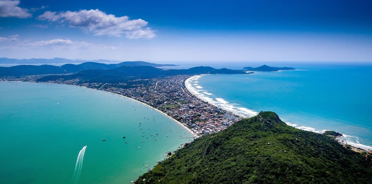 Já está pensando nas férias de julho? Veja quais são as melhores praias brasileiras neste período 2 bombinhas santa catarina clube candeias