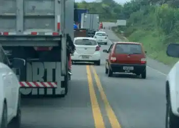 Ultrapassagem em faixa contínua causa suspensão da CNH?