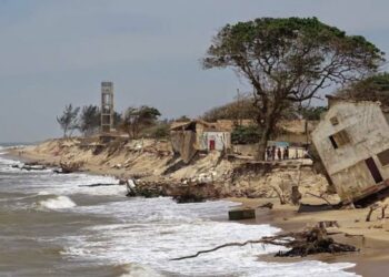 Mar está "engolindo" cidade e praia no Rio de Janeiro