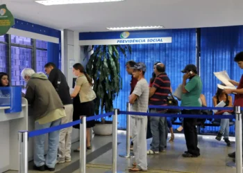 INSS pode se juntar aos Correios para atender aposentados que vivem em áreas remotas 1 INSS se juntará com os Correios para atender presencialmente aposentados fraudados