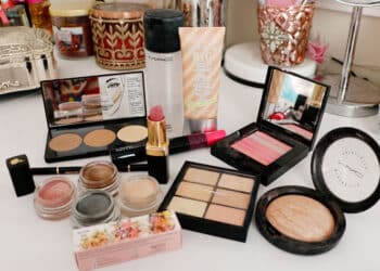 Faz mal usar maquiagem vencida? Aprenda a identificar produtos perto da data de validade 15 Faz mal usar maquiagem vencida? Aprenda a identificar produtos perto da data de validade