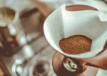 Não jogue fora! Borra de café pode ser usada limpeza de casa e para neutralizar mau cheiro