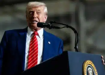 Trump T1: Presidente lança celular e serviço de telefonia móvel