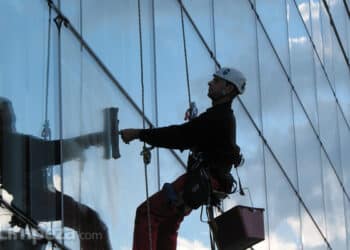 Ex-vendedor fatura mais de R$ 2 milhões por ano com limpeza de janelas de prédios e poda de árvores 6 Ex-vendedor fatura mais de R$ 2 milhões por ano com limpeza de janelas de prédios e poda de árvores
