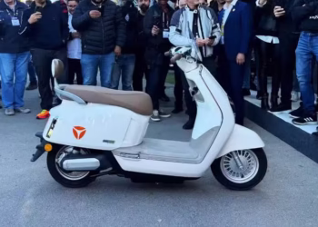 Moto que anda sozinha é apresentada pela chinesa Yadea e pode ser vendida no Brasil 1 Moto que anda sozinha é apresentada pela chinesa Yadea e pode ser vendida no Brasil