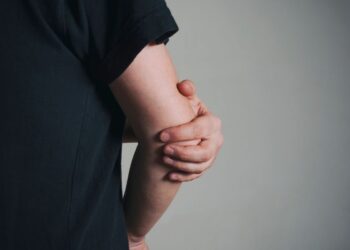 Hábito inofensivo? Descubra os riscos de se apoiar nos cotovelos 3 Hábito inofensivo? Descubra os riscos de se apoiar nos cotovelos