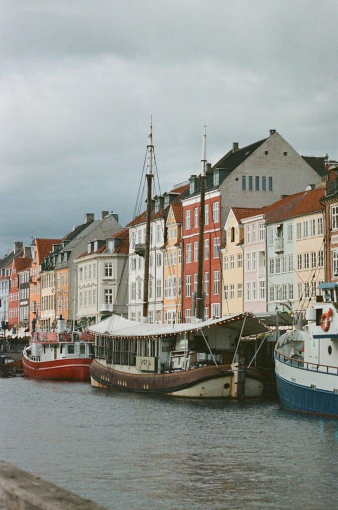 Destinos no Brasil e em outros países seguros para mulheres que viajam sozinhas 3 free photo of o vibrante canal nyhavn em copenhague com barcos