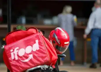 iFood revoluciona benefícios para entregadores com bônus de R$ 3 mil