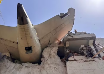 Avião com 242 pessoas cai na Índia; não há sobreviventes, segundo polícia local 12 Tragédia: Avião com 240 pessoas cai e deixa 200 mortos na Índia