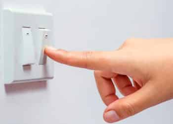 Domine a Economia de Energia em Casa: 5 Truques para Suas Férias 1 Domine a Economia de Energia em Casa: 5 Truques para Suas Férias