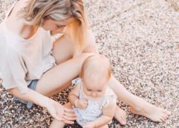 Saúde mental das mães está claramente ligada à dos filhos, revela estudo