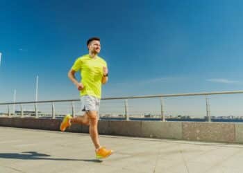 DO SOFÁ À MARATONA: Médico Dá 4 Dicas Cruciais Para Quem Quer Começar a Correr com Saúde e Sem Lesões