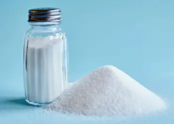 Dieta com Menos Sal: 4 Dicas de Especialistas para Reduzir o Sódio na Comida