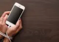 Dependente do celular? Três dicas que prometem melhorar sua vida real