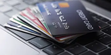 ADEUS AO PLÁSTICO: POR QUE O CARTÃO DE CRÉDITO PODE SE TORNAR PEÇA DE MUSEU ATÉ O FIM DE 2026