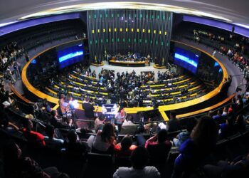 Jornada de Trabalho em Fúria: Câmara Rende a Decisão sobre o Fim da Escala 6×1
