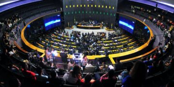 Jornada de Trabalho em Fúria: Câmara Rende a Decisão sobre o Fim da Escala 6×1